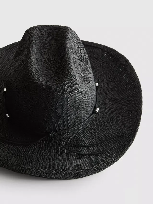 Reunustettu olkikowboyhattu