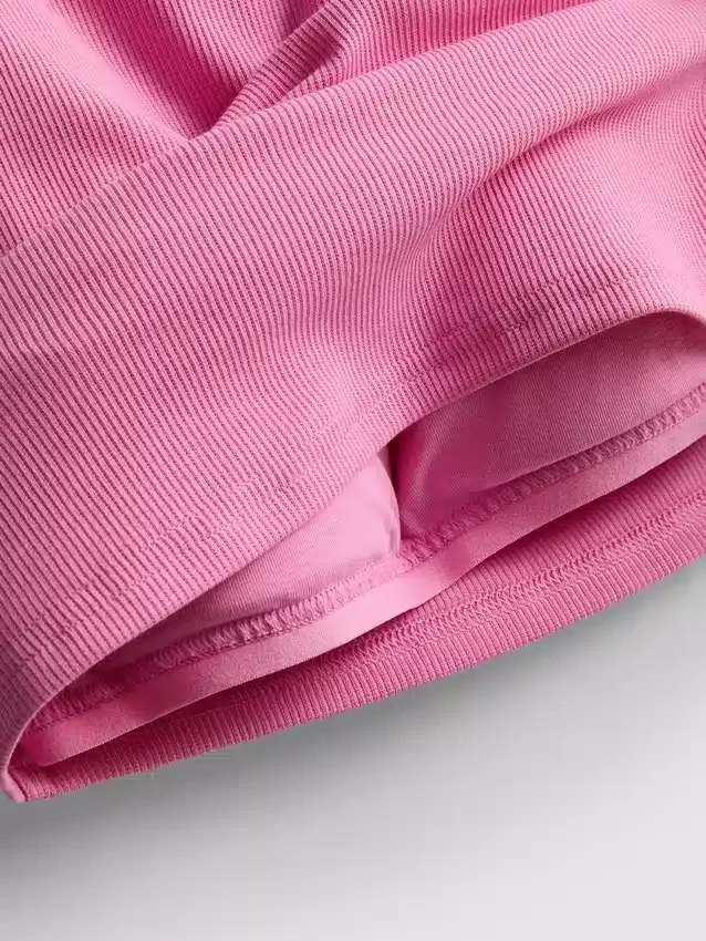 Ribbattu, sisäänrakennetulla rintaliivillä varustettu toppi
