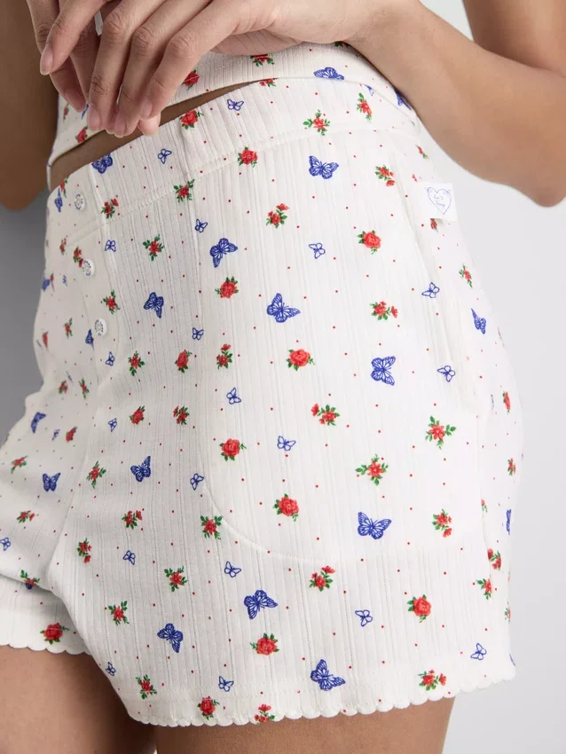 Ribbattuja perhosaiheisia pyjamat-shortsseja