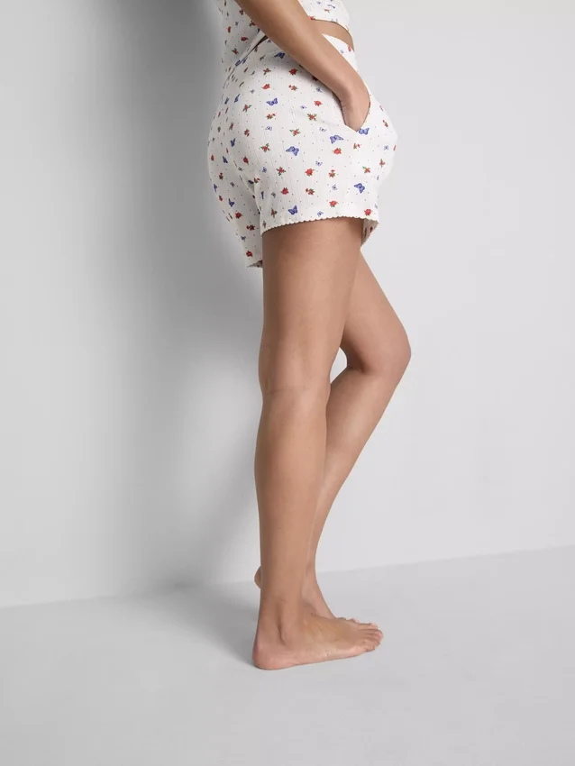 Ribbattuja perhosaiheisia pyjamat-shortsseja