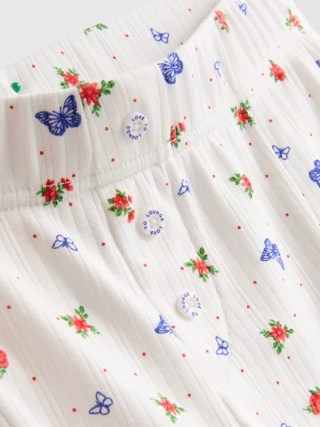 Ribbattuja perhosaiheisia pyjamat-shortsseja