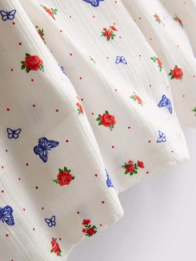 Ribbattuja perhosaiheisia pyjamat-shortsseja