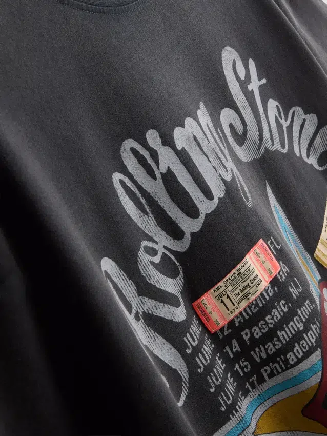 Rolling Stones -grafiikalla varustettu T-paita-mekko