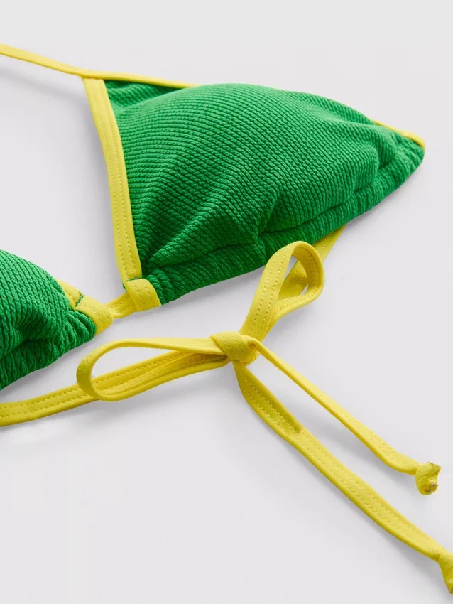 Rypistynyt kontrastivärinen kolmiomallinen bikiniliivi