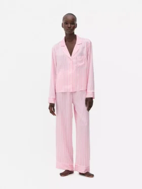 Satiiniset raidalliset pyjamat