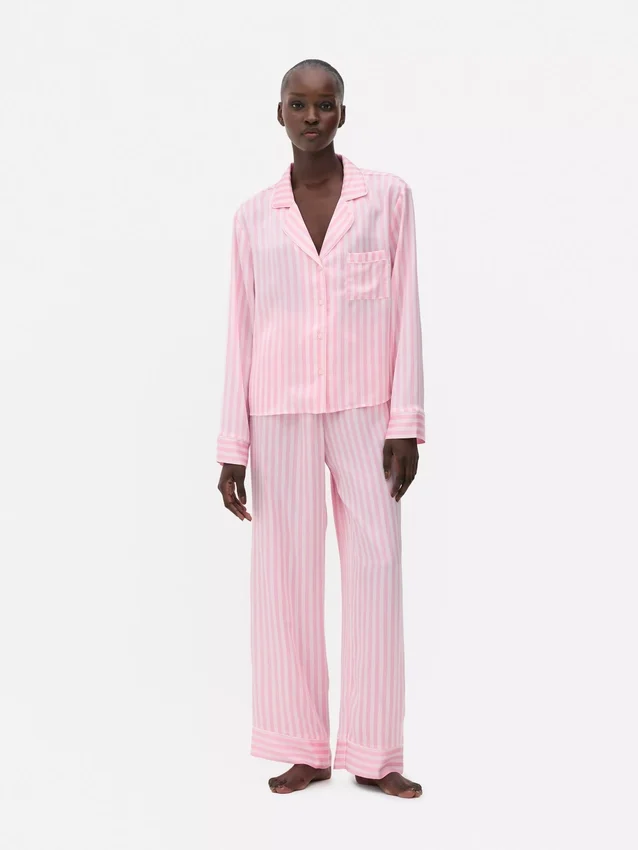 Satiiniset raidalliset pyjamat