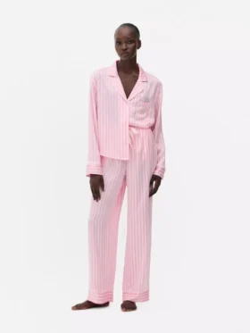 Satiiniset raidalliset pyjamat
