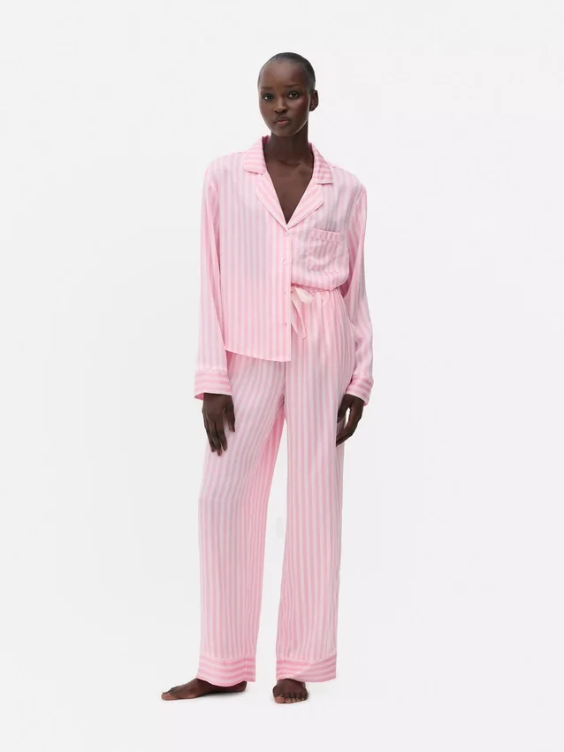 Satiiniset raidalliset pyjamat