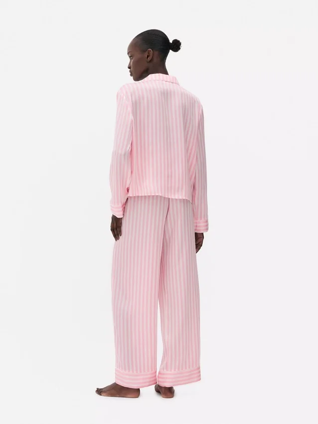 Satiiniset raidalliset pyjamat