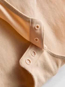 Saumaton muotoileva bodysuit