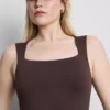 Saumaton neliönkaulainen body