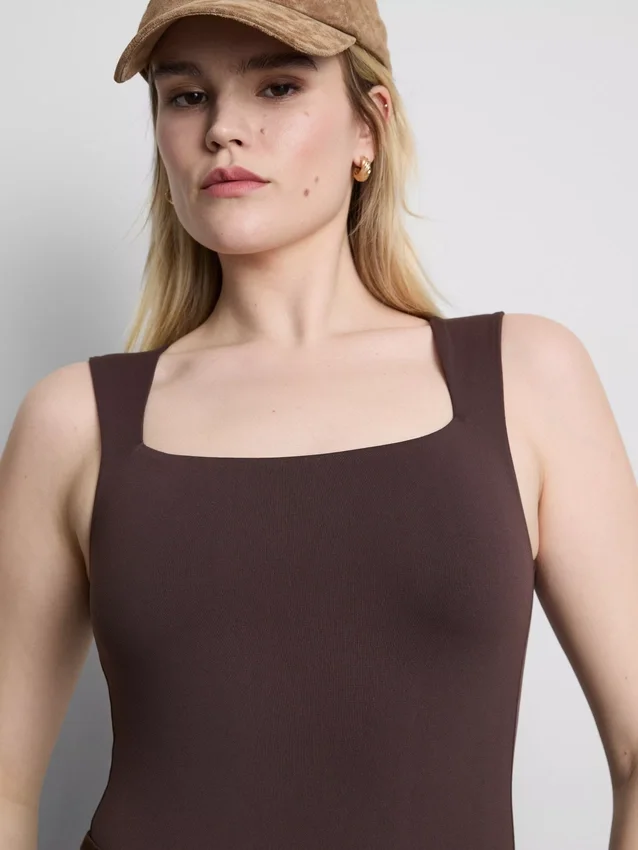 Saumaton neliönkaulainen body