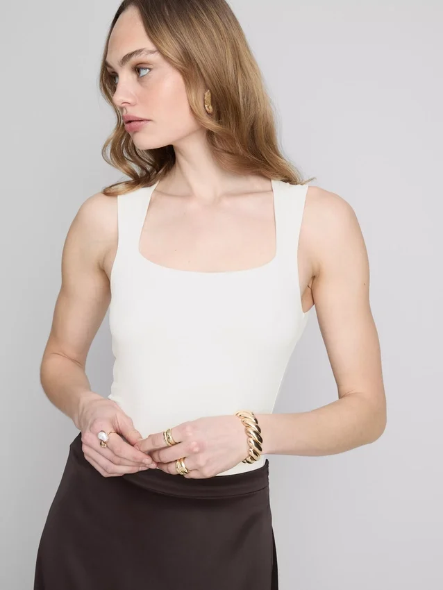Saumaton neliönkaulainen body