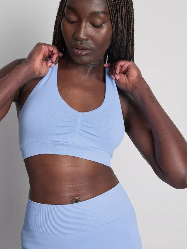 Saumaton olkaimellinen urheilullinen crop-toppi