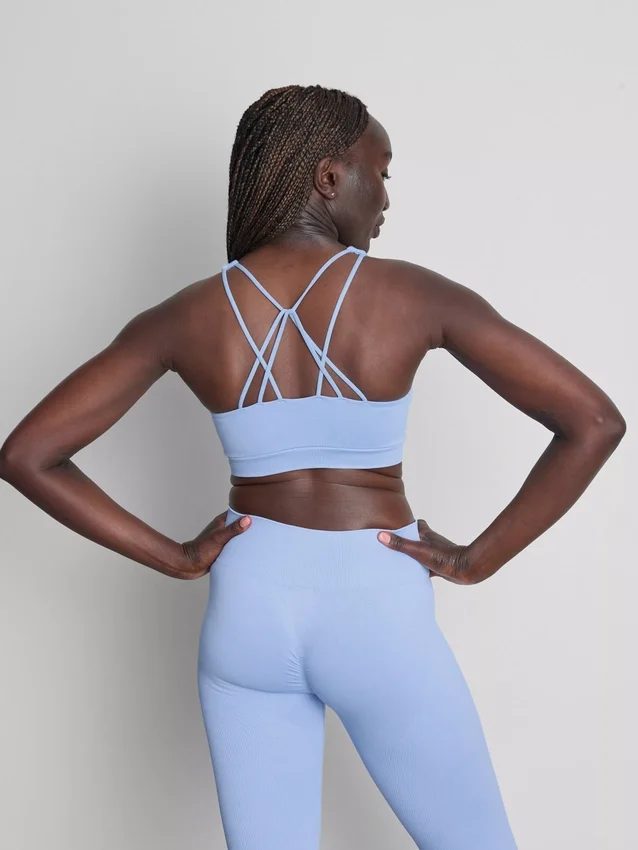 Saumaton olkaimellinen urheilullinen crop-toppi