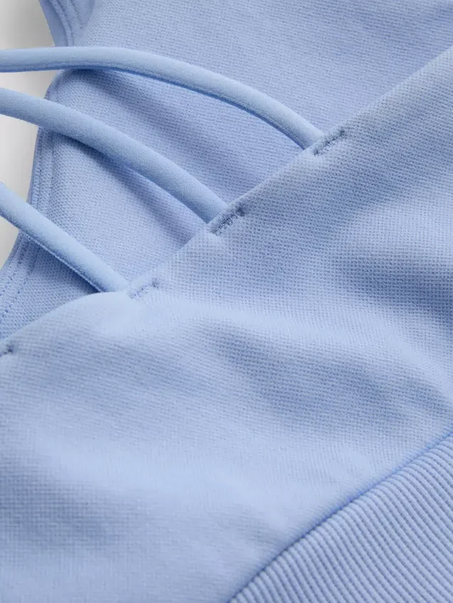 Saumaton olkaimellinen urheilullinen crop-toppi