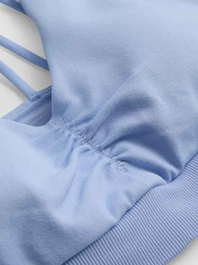 Saumaton olkaimellinen urheilullinen crop-toppi
