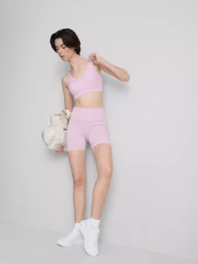 Saumaton, selän takaa ristikkäin menevä urheilullinen crop-toppi
