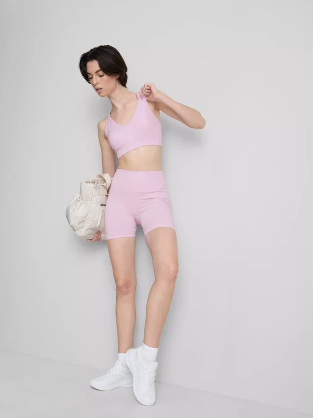 Saumaton, selän takaa ristikkäin menevä urheilullinen crop-toppi