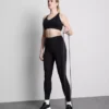 Saumaton, selän takaa ristikkäin menevä urheilullinen crop-toppi