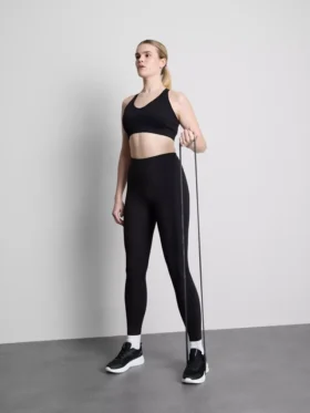 Saumaton, selän takaa ristikkäin menevä urheilullinen crop-toppi