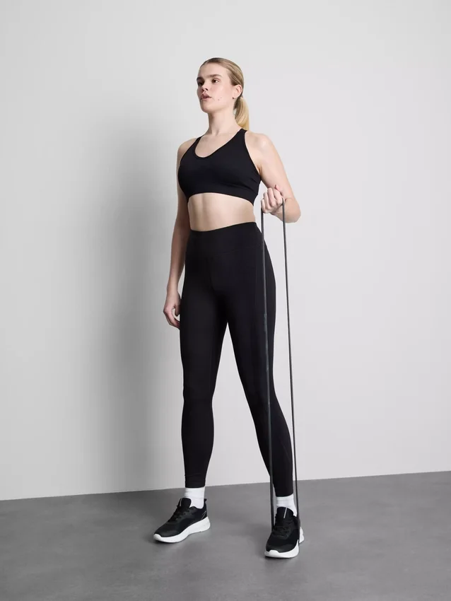 Saumaton, selän takaa ristikkäin menevä urheilullinen crop-toppi