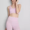 Saumaton, selän takaa ristikkäin menevä urheilullinen crop-toppi