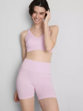 Saumaton, selän takaa ristikkäin menevä urheilullinen crop-toppi