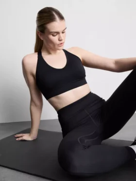 Saumaton, selän takaa ristikkäin menevä urheilullinen crop-toppi