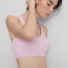Saumaton, selän takaa ristikkäin menevä urheilullinen crop-toppi