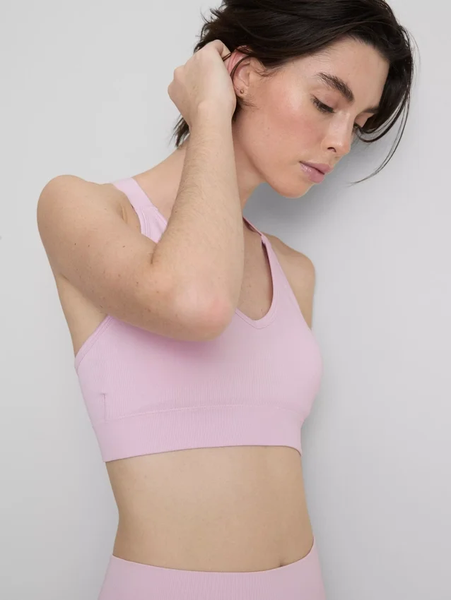 Saumaton, selän takaa ristikkäin menevä urheilullinen crop-toppi