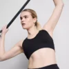 Saumaton, selän takaa ristikkäin menevä urheilullinen crop-toppi