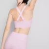 Saumaton, selän takaa ristikkäin menevä urheilullinen crop-toppi