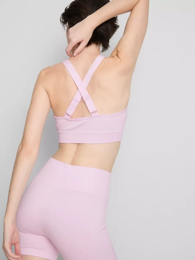 Saumaton, selän takaa ristikkäin menevä urheilullinen crop-toppi