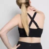 Saumaton, selän takaa ristikkäin menevä urheilullinen crop-toppi