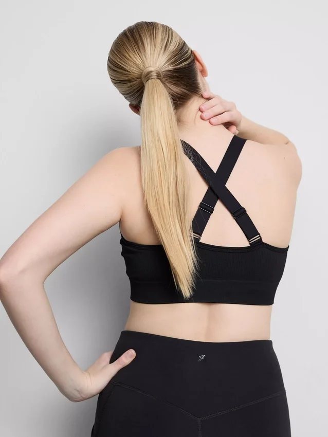 Saumaton, selän takaa ristikkäin menevä urheilullinen crop-toppi