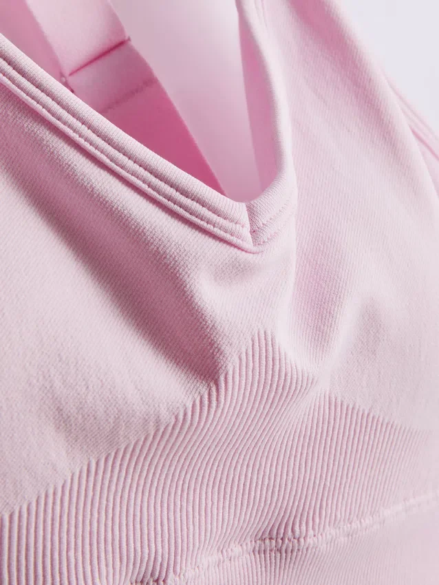 Saumaton, selän takaa ristikkäin menevä urheilullinen crop-toppi