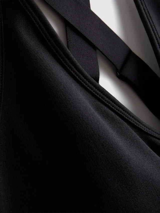Saumaton, selän takaa ristikkäin menevä urheilullinen crop-toppi