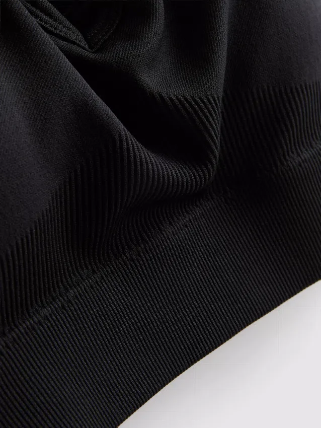 Saumaton, selän takaa ristikkäin menevä urheilullinen crop-toppi
