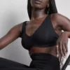Saumaton, vartaloa tasoittava bralette