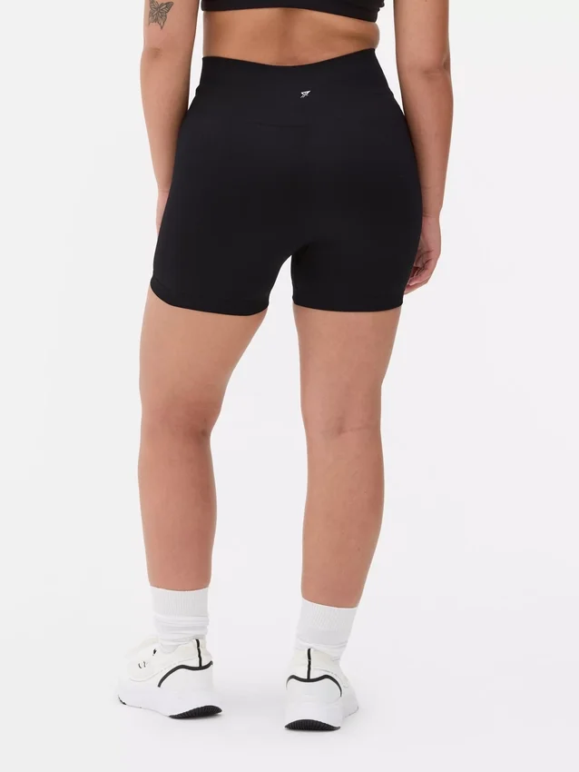 Saumattomat joogashortsit
