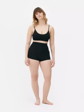 Saumattomat muotoilevat shortsit