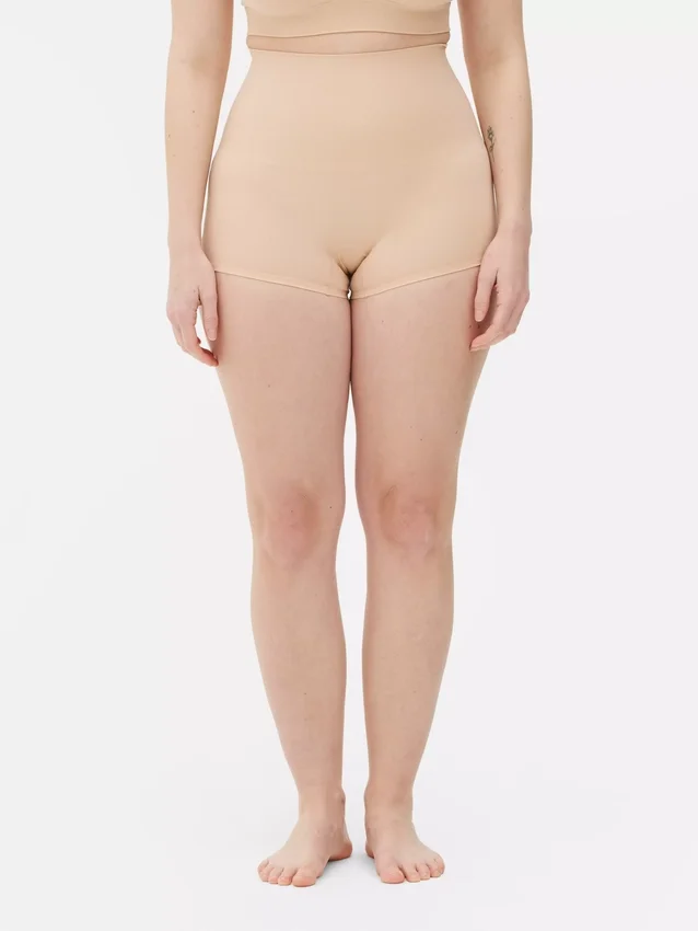 Saumattomat muotoilevat shortsit