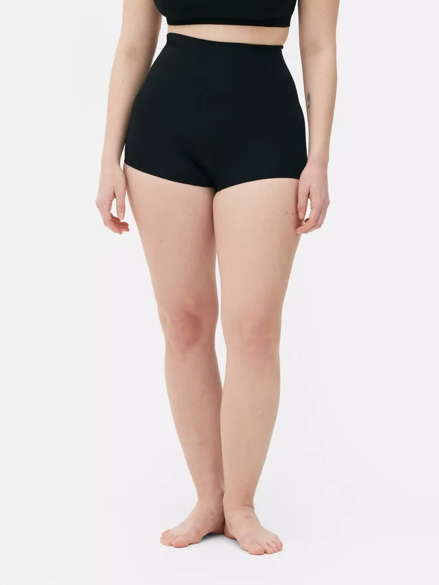 Saumattomat muotoilevat shortsit
