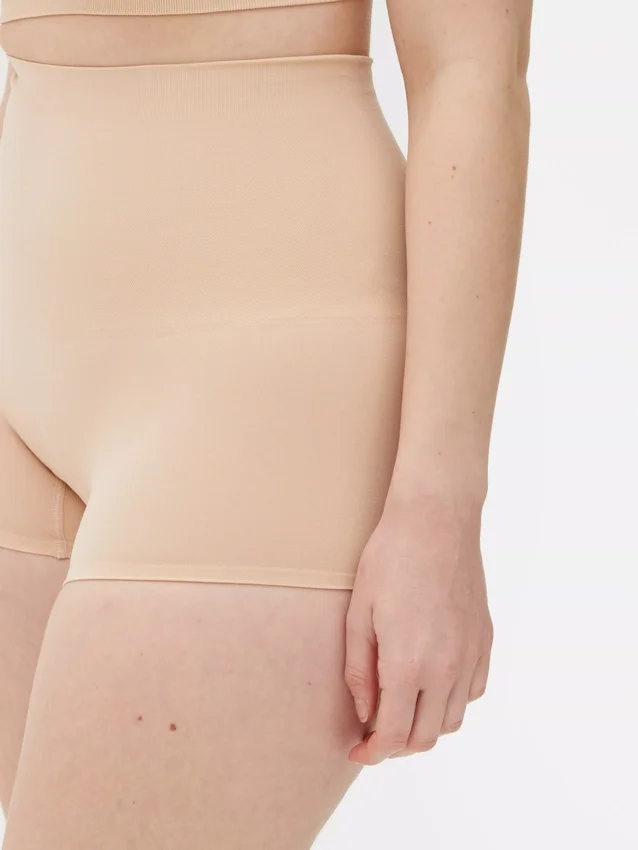 Saumattomat muotoilevat shortsit