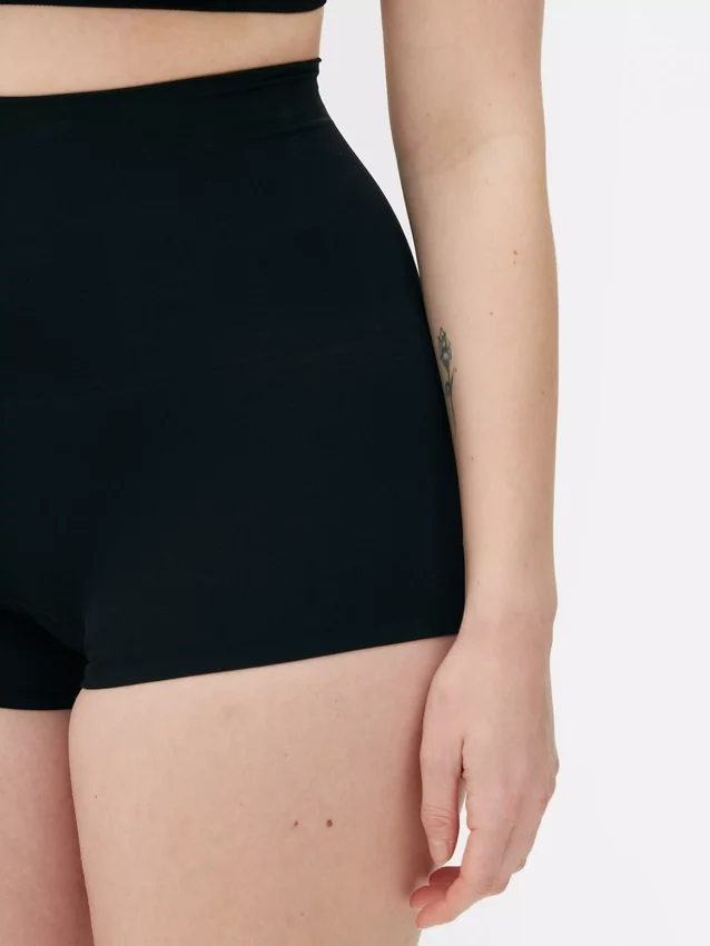 Saumattomat muotoilevat shortsit