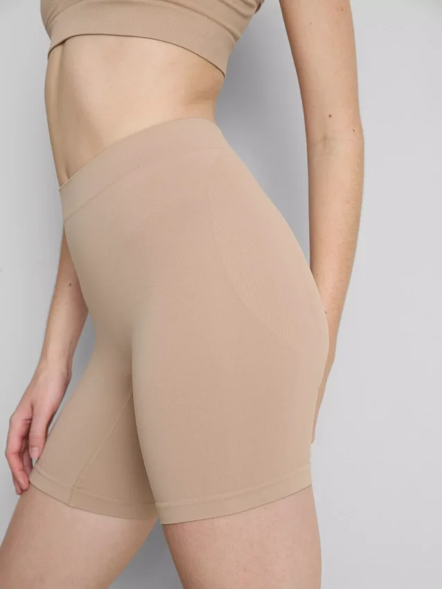 Saumattomat peppua kohottavat shortsit