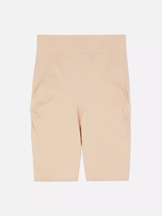 Saumattomat peppua kohottavat shortsit
