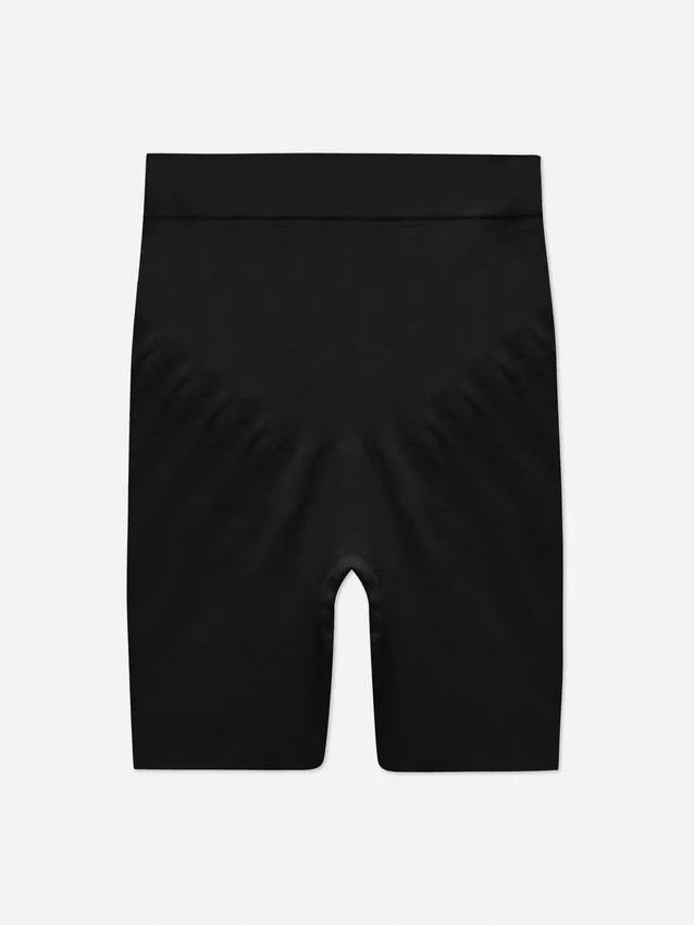 Saumattomat peppua kohottavat shortsit