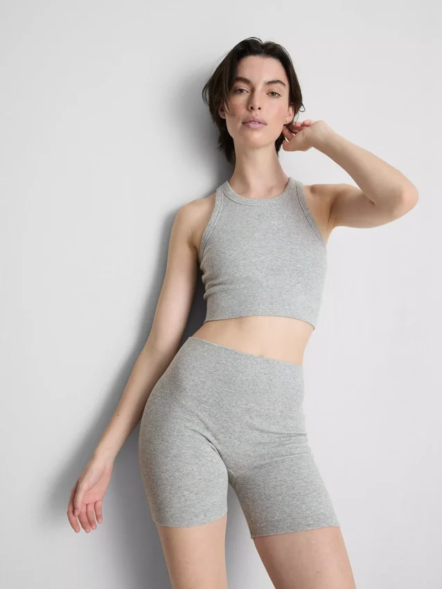 Saumattomat, ribbineulotut urheilushortsit